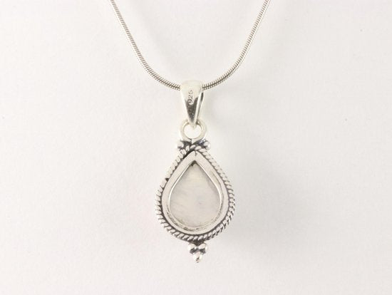 Fijne bewerkte zilveren hanger met regenboog maansteen aan ketting afbeelding 2