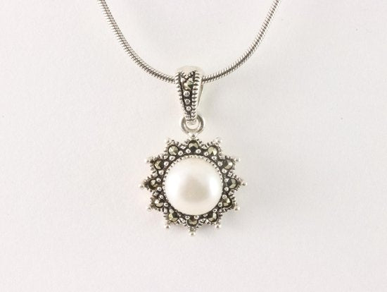 Fijne zilveren hanger met marcasiet en parel aan ketting afbeelding 4