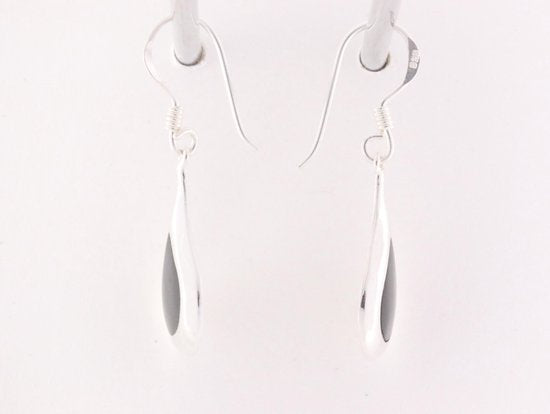 Druppelvormige zilveren oorbellen met onyx afbeelding 2