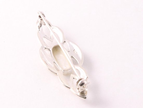 Langwerpige opengewerkte zilveren broche met parelmoer en marcasiet afbeelding 3