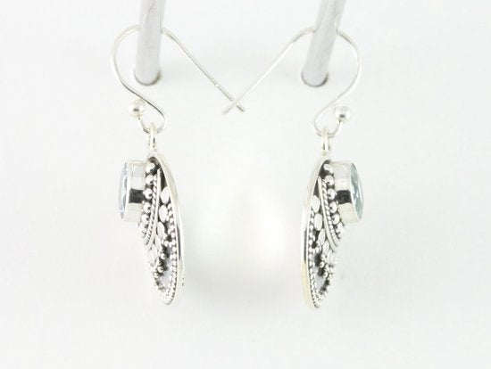 Ronde bewerkte zilveren oorbellen met blauwe topaas afbeelding 2