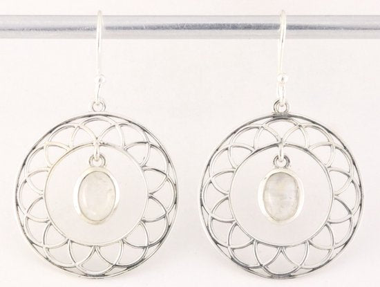 Grote ronde opengewerkte zilveren oorbellen met regenboog maansteen afbeelding 1