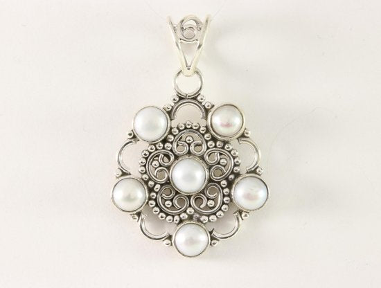 Opengewerkte zilveren hanger met zoetwater parels afbeelding 4