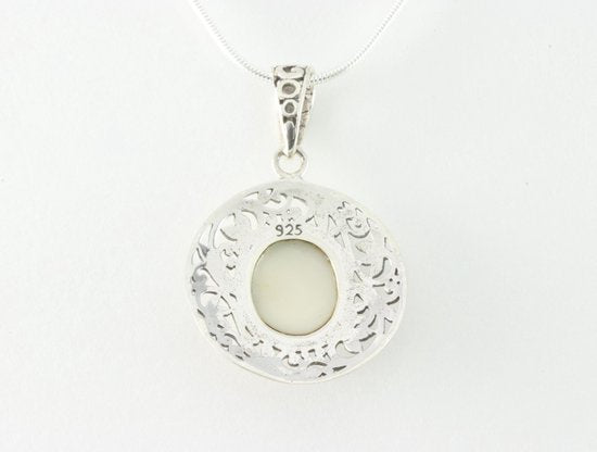 Ronde opengewerkte zilveren hanger met parelmoer aan ketting afbeelding 3