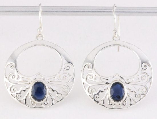 Opengewerkte zilveren oorbellen met blauwe saffier afbeelding 1