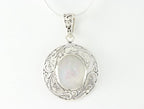 Ronde opengewerkte zilveren hanger met parelmoer aan ketting afbeelding 1