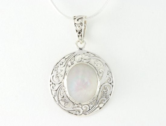 Ronde opengewerkte zilveren hanger met parelmoer aan ketting afbeelding 1