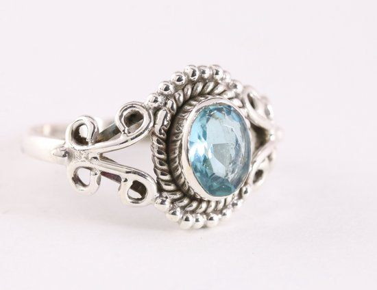 Fijne bewerkte zilveren ring met blauwe topaas afbeelding 1