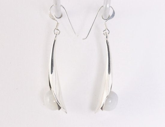 Lange druppelvormige zilveren oorbellen met regenboog maansteen afbeelding 2