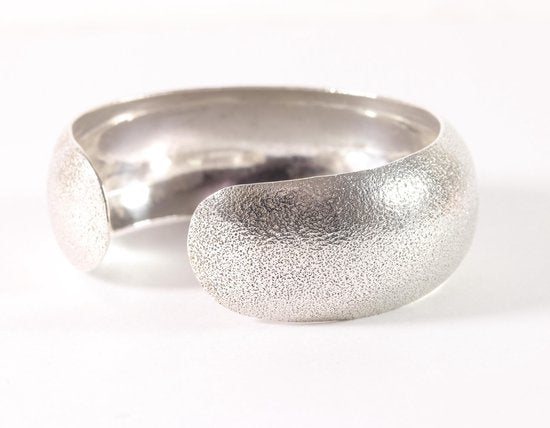 Brede gematteerde zilveren klemarmband afbeelding 2