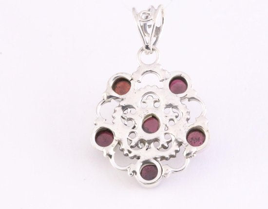 Opengewerkte zilveren hanger met granaat afbeelding 3