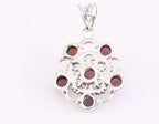 Opengewerkte zilveren hanger met granaat afbeelding 3