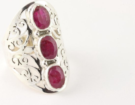 Langwerpige opengewerkte zilveren ring met robijn afbeelding 1