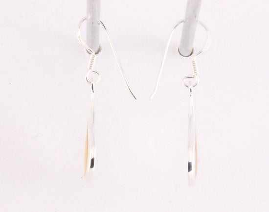 Druppelvormige zilveren oorbellen met goudkleurige schelp afbeelding 4