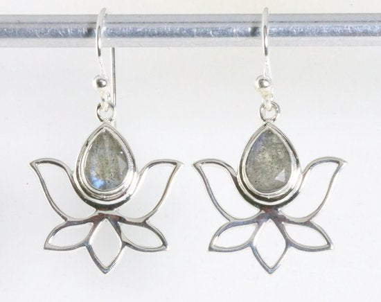 Opengewerkte zilveren lotus oorbellen met labradoriet afbeelding 1