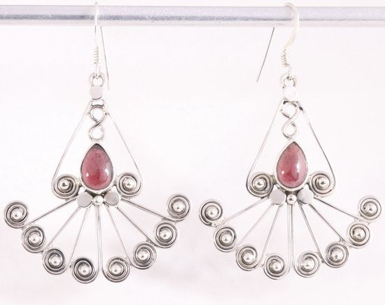 Grote opengewerkte zilveren oorbellen met granaat afbeelding 1