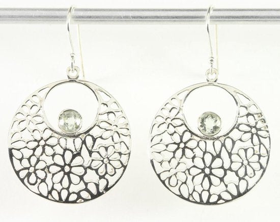 Ronde opengewerkte zilveren oorbellen met groene amethist afbeelding 1