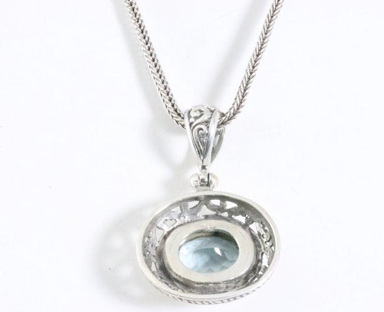 Traditionele bewerkte zilveren hanger met blauwe topaas aan ketting afbeelding 3