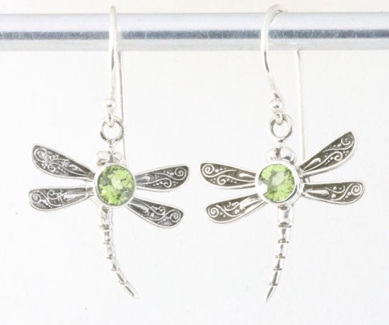 Fijne zilveren libelle oorbellen met peridoot afbeelding 1