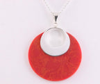 Grote ronde zilveren hanger met rode koraal steen aan ketting afbeelding 4