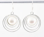 Ronde opengewerkte zilveren oorbellen met zoetwater parel afbeelding 1