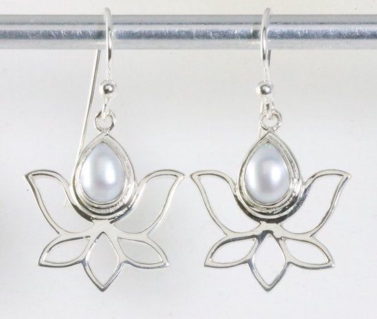 Opengewerkte zilveren lotus oorbellen met parel afbeelding 1