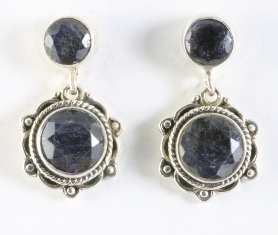 Bewerkte zilveren oorstekers met blauwe saffier afbeelding 1