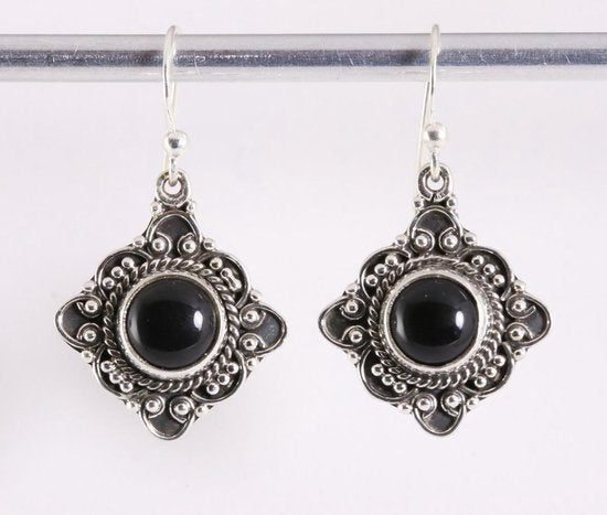Bewerkte zilveren oorbellen met onyx afbeelding 1
