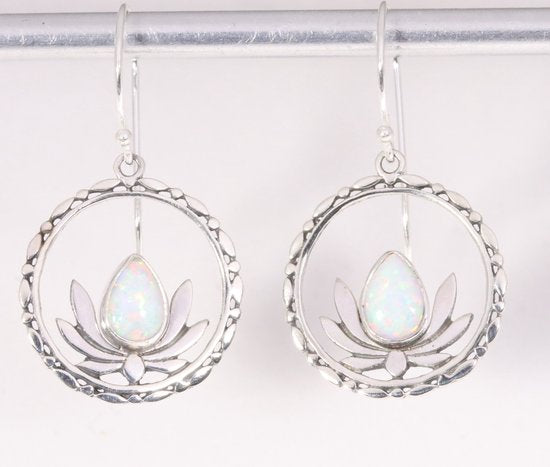 Ronde opengewerkte zilveren lotus oorbellen met welo opaal afbeelding 1