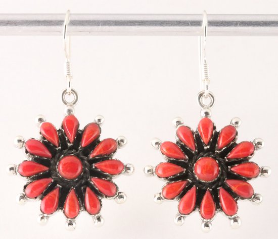 Bloemvormige zilveren oorbellen met rode koraal steen afbeelding 1
