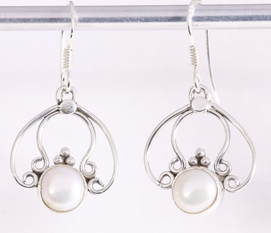 Opengewerkte zilveren oorbellen met witte zoetwater parel afbeelding 1