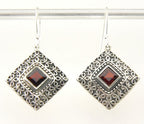 Bewerkte ruitvormige zilveren oorbellen met granaat afbeelding 1