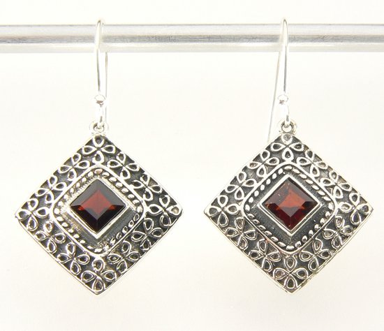 Bewerkte ruitvormige zilveren oorbellen met granaat afbeelding 1