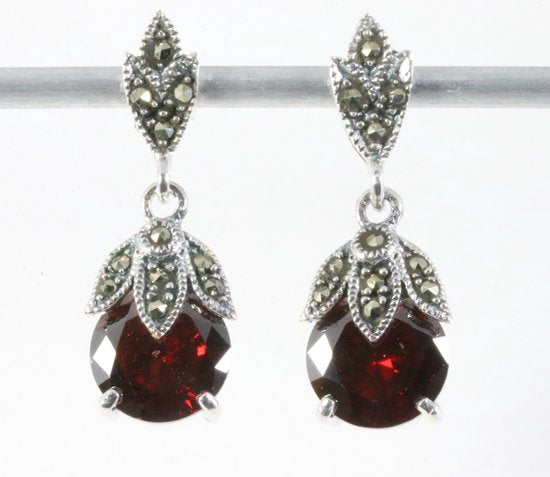 Zilveren oorstekers met granaat en marcasiet afbeelding 1