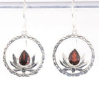 Ronde opengewerkte zilveren lotus oorbellen met granaat afbeelding 1