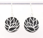 Ronde zilveren lotus oorbellen op onyx afbeelding 1