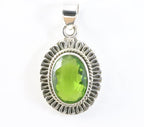Fijne bewerkte ovale zilveren hanger met peridoot afbeelding 1