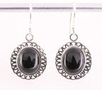Opengewerkte zilveren oorbellen met onyx afbeelding 1
