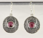 Ronde bewerkte zilveren oorbellen met granaat afbeelding 1