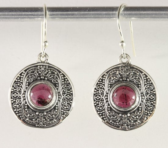 Ronde bewerkte zilveren oorbellen met granaat afbeelding 1