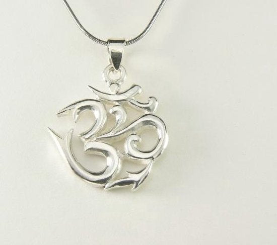 Zilveren ohm hanger aan ketting afbeelding 4