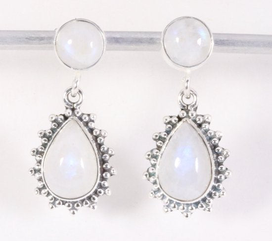 Bewerkte zilveren oorstekers met regenboog maansteen afbeelding 1