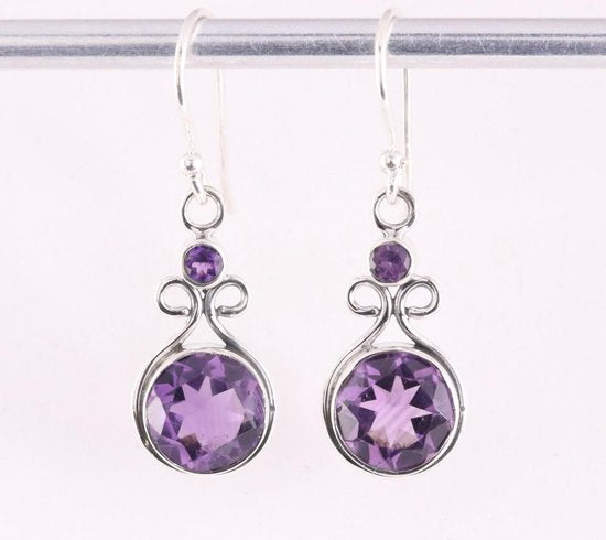 Opengewerkte zilveren oorbellen met amethist afbeelding 1