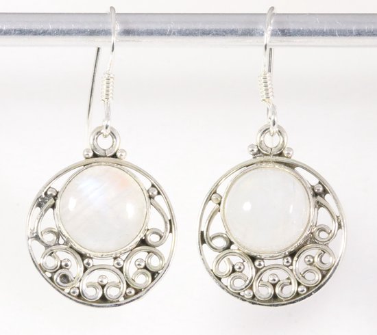 Ronde opengewerkte zilveren oorbellen met regenboog maansteen afbeelding 1