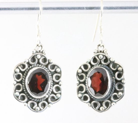 Bewerkte zilveren oorbellen met granaat afbeelding 1
