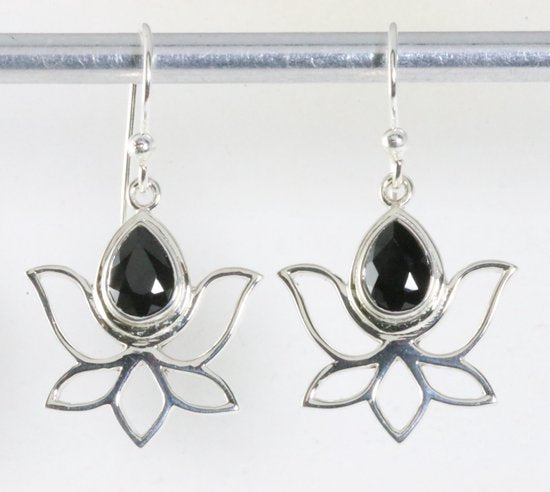 Opengewerkte zilveren lotus oorbellen met onyx afbeelding 1