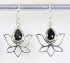 Opengewerkte zilveren lotus oorbellen met onyx afbeelding 1