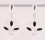 Fijne opengewerkte zilveren oorstekers met onyx afbeelding 3