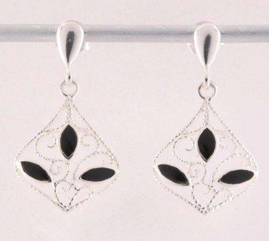 Fijne opengewerkte zilveren oorstekers met onyx afbeelding 3