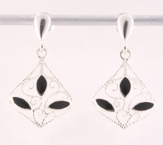 Fijne opengewerkte zilveren oorstekers met onyx afbeelding 1